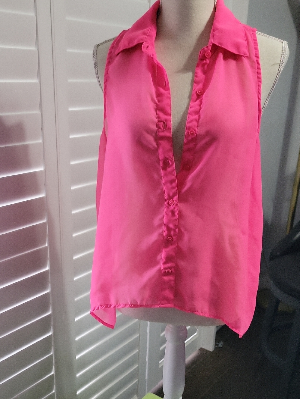 lei Sleeveless Button-Front Blouse in Bright Pink
